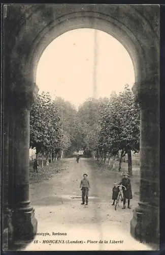 AK Morcenx /Landes, Place de la Liberté vue à travers une arche