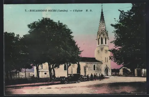 AK Biscarrosse-Bourg /Landes, L`Église et la place avec voiture et passants