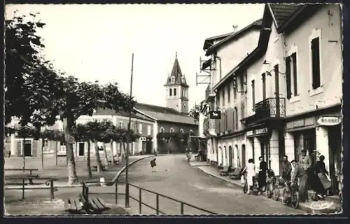 AK Habas /Landes, Rue Principale avec église en arrière-plan et boutiques animées