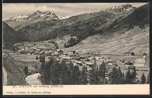 AK St. Anton am Arlberg, Totalansicht des Ortes mit Gebirgspanorama