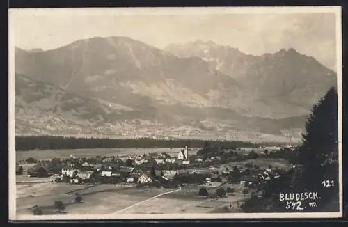 AK Bludesch, Gesamtansicht mit Bergen im Hintergrund
