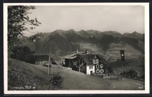 AK Tschengla, Berghütte mit flagge und Gebirgspanorama