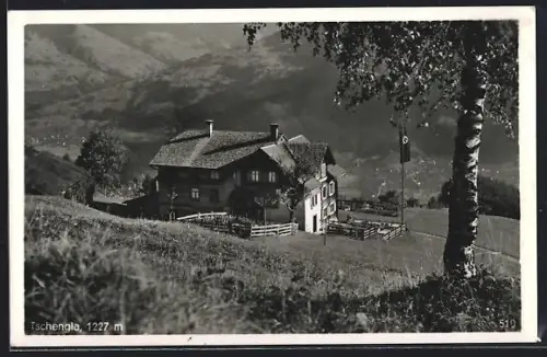 AK Tschengla, Gasthaus mit flagge
