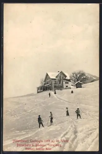 AK Tschengla /Bürserberg, Gasthof im Winter mit Skiläufern