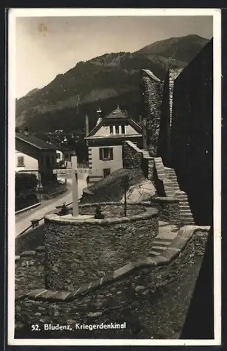 AK Bludenz, Kriegerdenkmal mit Festungsmauer