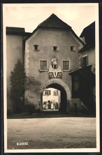 AK Bludenz, Durchgang mit Bildnis von Herzog Friedrich von Österreich