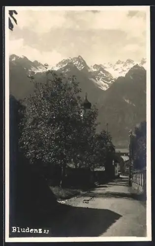 AK Bludenz, Strassenpartie mit Gebirgspanorama