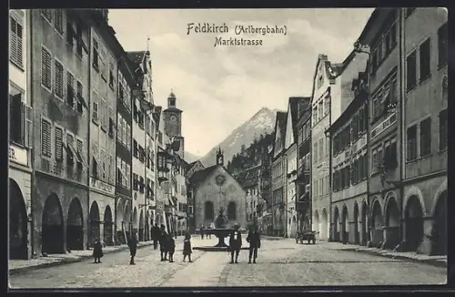 AK Feldkirch /Arlbergbahn, Marktstrasse mit Passanten