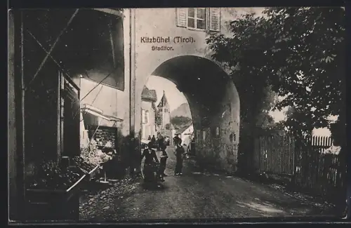 AK Kitzbühel /Tirol, Stadttor mit Geschäft