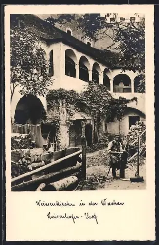 AK Weissenkirchen in der Wachau, Theisenhofer Hof, Hofansicht mit Handwerker