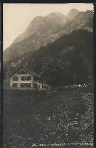 AK Brand /Vorarlberg, Gasthaus zum grünen Wald mit Bergpanorama