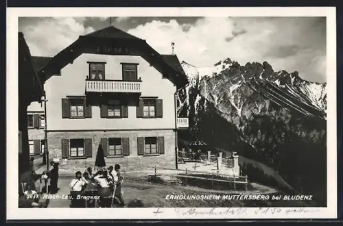 AK Bludenz, Erholungsheim Muttersberg mit Gästegruppe und Bergblick