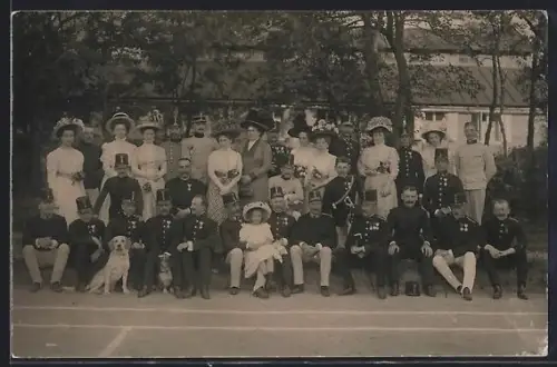 Foto-AK Bruckneudorf, Soldaten mit Damen, Mädchen und Hund vor einem Gebäude