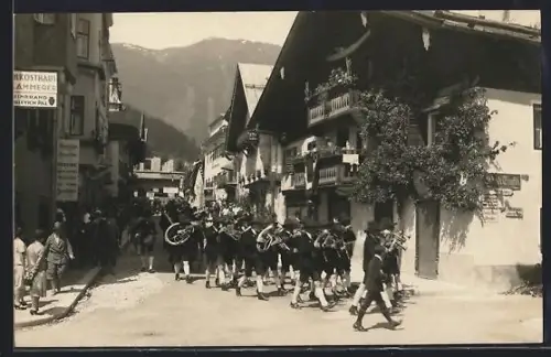 AK Zell am See, Trachten-Blasorchester beim Strassenumzug, um 1930