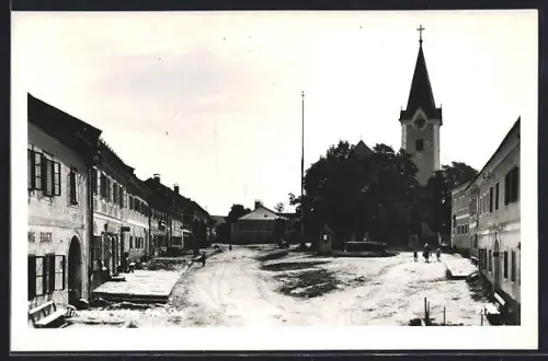 AK Hellmonsödt, Platz mit Kirche und Denkmal, Panorama