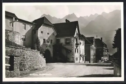 AK Bludenz, Mutterstrasse mit altem Gemäuer und Bergpanorama
