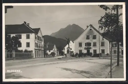AK Bludenz, Strassengabelung mit Brunnen und Geschäftshäusern, Ortspartie