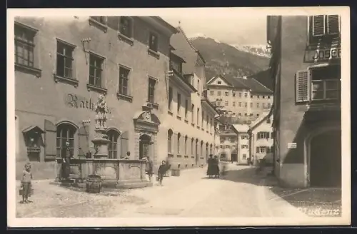 AK Bludenz, Rathaus mit Figuren-Brunnen und Strasse