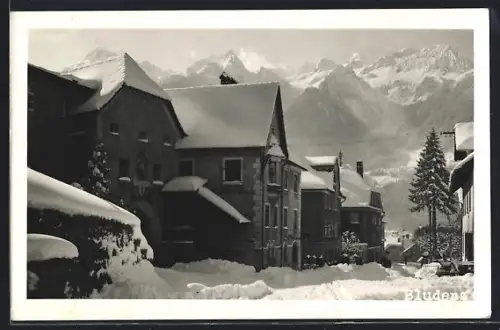 AK Bludenz, Ortspartie im Winter mit Bergpanorama