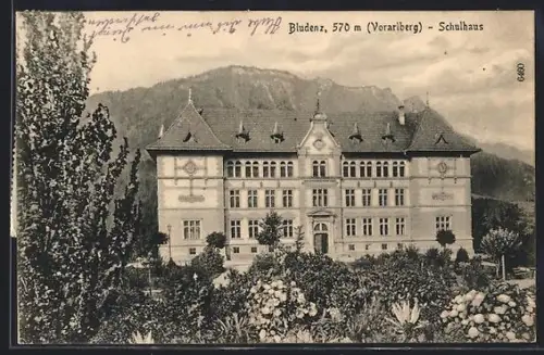 AK Bludenz /Vorarlberg, Schulhaus mit Gartenpartie