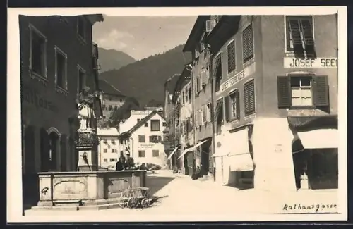 AK Bludenz, Rathausgasse mit Rathaus und Brunnen, Geschäft Seeberger