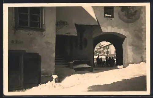 Foto-AK Bludenz, Winterliche Ortspartie mit Tordurchgang und Durchblick