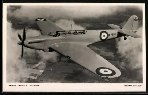 AK Flugzeug Fairey Battle Bomber über der Ortschaft