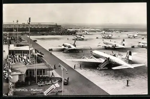 AK Amsterdam, Flugzeuge auf dem Rollfeld des Flughafen Schiphol
