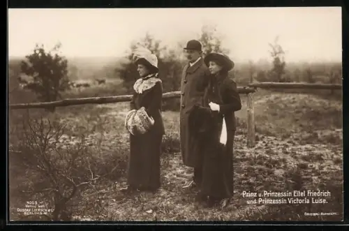 AK Prinz und Prinzessin Eitel Friedrich von Preussen & Prinzessin Victoria Luise auf einem Spaziergang