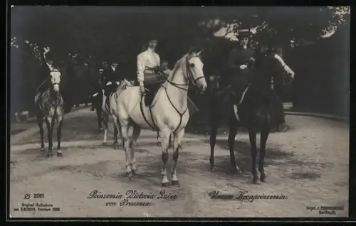 AK Kronprinzessin Cecilie und Prinzessin Victoria Luise v. Preussen reiten gemeinsam aus