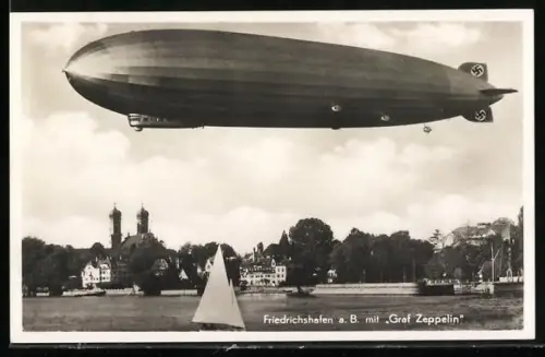 AK Friedrichshafen /Bodensee, Ortsansicht mit Luftschiff Graf Zeppelin