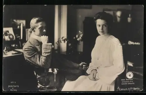AK Kronprinz Wilhelm von Preussen mit seiner Gemahlin im Arbeitszimmer sitzend
