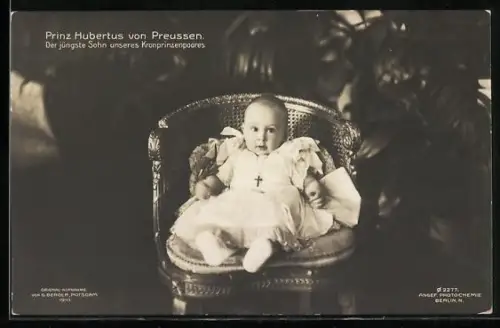 AK Der kleine Prinz Hubertus von Preussen sitzt auf einem Stuhl