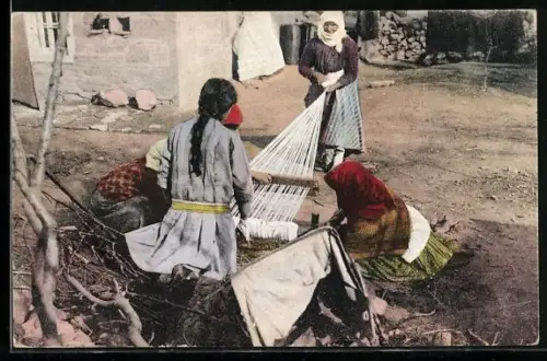 AK Frauen in griechischer Tracht beim Weben