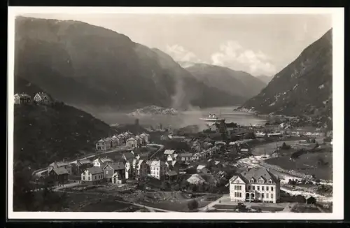 AK Odda, Gesamtansicht aus der Vogelschau, Dampfer