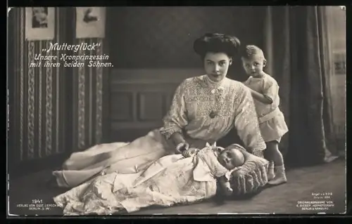 AK Kronprinzessin Cecilie mit ihren beiden Söhnen auf dem Boden sitzend