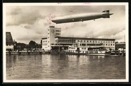 AK Friedrichshafen, Graf Zeppelin über dem Hafenbahnhof, 