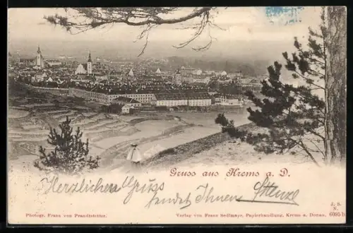 AK Krems, Totalansicht von Anhöhe mit Frau und Umgebung