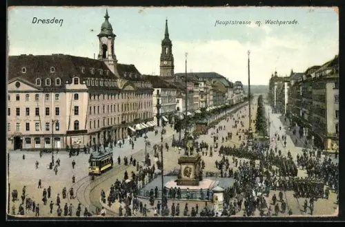 AK Dresden-Neustadt, Hauptstrasse mit Wachparade, Blick auf den Platz mit Strassenbahn