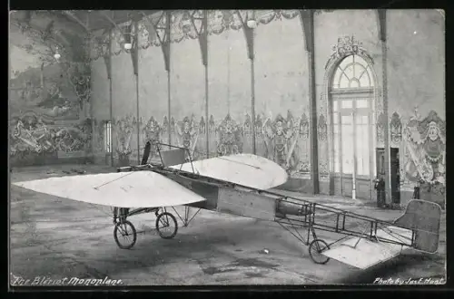 AK Blériot Eindecker in Ausstellungshalle