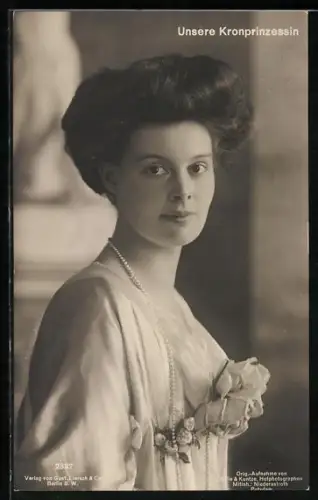AK Kronprinzessin Cecilie, Portraitiert im Rüschenkleid mit Perlenkette behangen