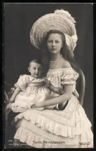 AK Tante Prinzesschen, Victoria Louise Herzogin von Braunschweig als junge Frau mit ihrer Nicht auf dem Schoss