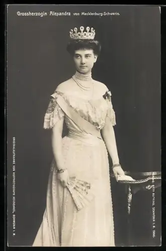 AK Grossherzogin Alexandra von Mecklenburg-Schwerin im Kleid mit Diadem