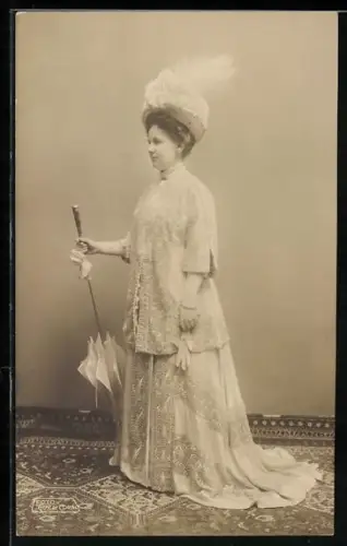 AK Dame im Kleid mit Schirm