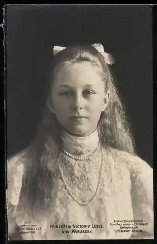 AK Victoria Louise Prinzessin von Preussen, Herzogin von Braunschweig, mit Haarschleife und Perlenkette im Portrait