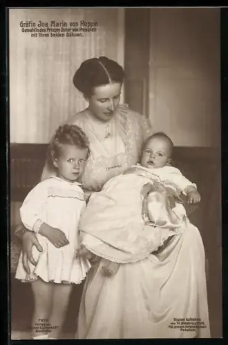 AK Gräfin Ina Marie von Ruppin, Gemahlin von Prinz Oskar von Preussen mit ihren beiden Söhnen