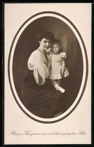 Passepartout-AK Kronprinzessin Cecilie posiert mit ihrem jüngsten Sohn