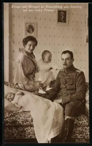 AK Ernst August Herzog von Braunschweig im Kreise seiner Familie