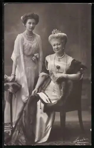 AK Kaiserin Auguste Victoria von Preussen mit ihrer Tochter Prinzessin Viktoria Luise, spätere Herzogin von Braunschweig
