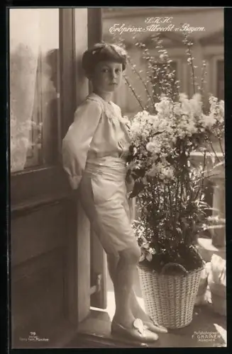 Foto-AK Erbprinz Albrecht von Bayern mit Blumen an der Balkontür